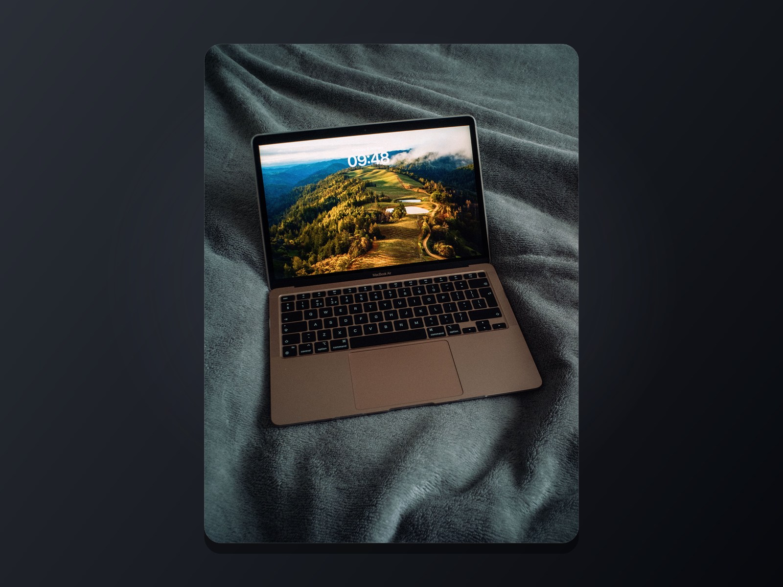 Реальна фотографія MacBook Pro
